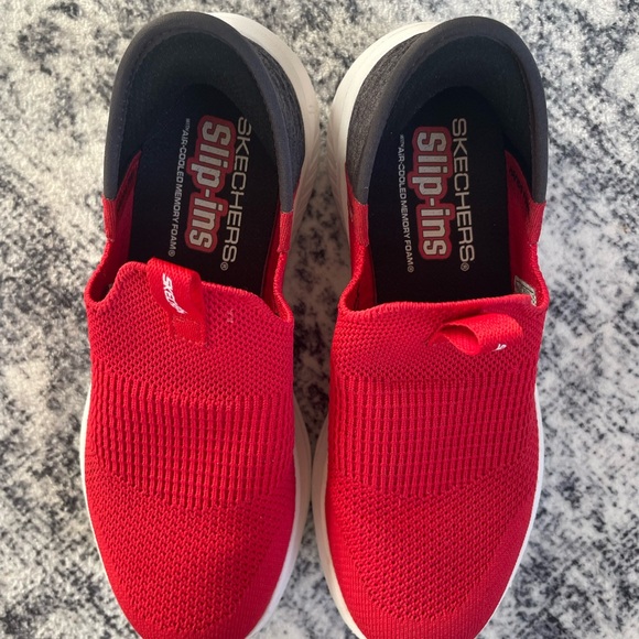 Skechers kids Vibrant Red Slip-On Sneakers size big kid 1 - Picture 2 of 5